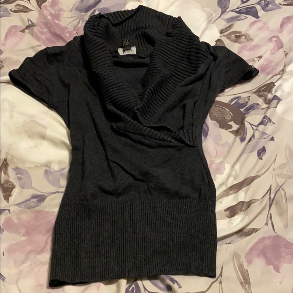 B-wear charcoal short-sleeved sweater.